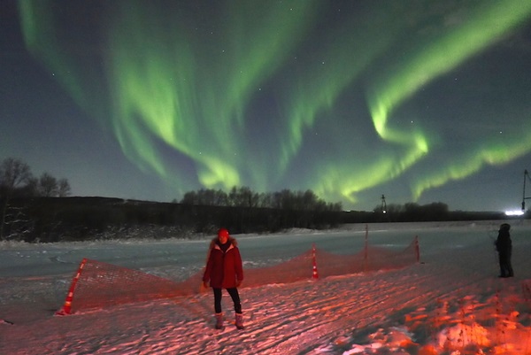 Dù đến Bắc Cực vào những đêm vùng cực (Polar Night) - kéo dài khoảng 40 ngày mỗi năm, thứ ánh sáng ban ngày lờ nhờ không khiến Crystal Huyền Trang thấy khó chịu, bởi có quá nhiều thứ để trải nghiệm ở đây.