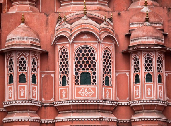 Công trình gồm 5 tầng, làm bằng đá sa thạch ánh hồng, càng góp phần tôn thêm vẻ đẹp của thành phố di sản Jaipur.