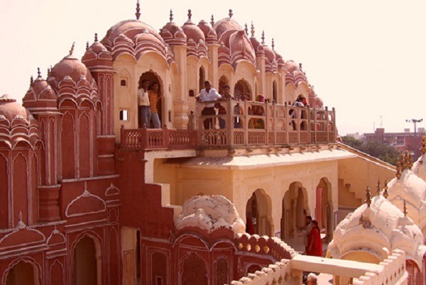 Hawa Mahal là sự kết hợp hài hoà giữa kiến trúc Hindu Rajput và Hồi giáo Mugha. Phong cách Rajput được thể hiện dưới dạng mái vòm và nghệ thuật trang trí, trong khi kiến trúc Hồi giáo thể hiện qua cách chạm khắc và chế tác với đá. Hawa Mahal đặc biệt nổi bật vào buổi sáng sớm khi những tia nắng đầu tiên thắp sáng toàn bộ cung điện. Đây cũng là điểm đến không thể bỏ qua của du khách khi đến với thành phố hồng Jaipur.