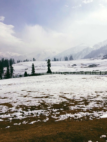 Vào mùa đông, dãy núi Himalaya phủ đầy tuyết trắng. Kashmir hút hồn du khách bởi vẻ đẹp được mệnh danh là tiểu Thụy Sĩ của Ấn Độ. Không khí trong lành bao quanh bởi những dãy núi, rừng thông nên thơ.những