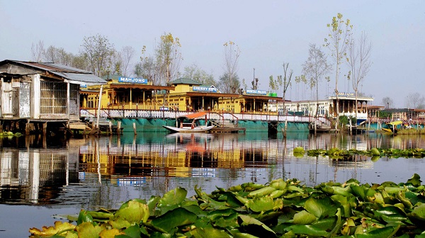 Và thưởng thức món cá nướng (tandoori) cay nóng rất hợp với không khí lạnh khi đi dạo trên hồ.
