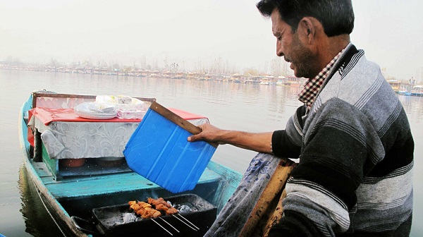 Đến Kashmir, du khách không thể bỏ qua tour du lịch bằng thuyền trên hồ Dal, thưởng thức món cá nướng, đi qua khu chợ nổi và ở lại một đêm trên nhà thuyền. Một tour bằng thuyền gỗ khá đắt, bạn phải trả khoảng 1.500-2.000 rupee/ người (600.000 đồng).