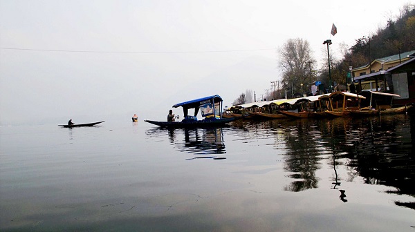 Dù vậy, bạn vẫn không thể phủ nhận vẻ đẹp của thiên nhiên nơi đây. Trong ảnh: Một người dân đánh cá trên hồ Dal buổi chiều tà yên bình.