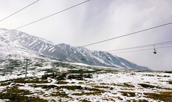 Kashmir có hệ thống cáp treo Gondola Gulmarg phục vụ khách du lịch đến 2 điểm trên đỉnh núi là Kungdoor và Apharwat. Kashmir tự hào khi đây là hệ thống cáp treo cao nhất và dài nhất ở châu Á, thứ hai trên thế giới với tổng chiều dài lên đến khoảng 5 km, cao hơn 4200 m. Trẻ em dưới 3 tuổi không được phép đi cáp treo lên điểm Apharwat do nhiệt độ luôn ở mức thấp cùng gió tuyết thổi quanh năm. Chi phí cho mỗi khách đi cáp treo tới cả hai điểm là 1.600 rupee (khoảng 500.000 đồng).