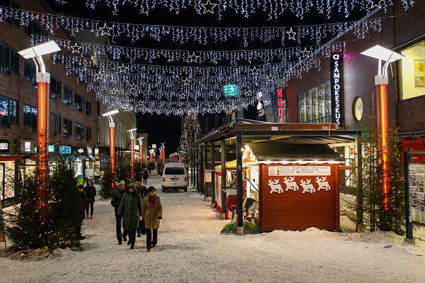 Một con phố trung tâm ở Rovaniemi. Như bao thành phố khác, cuối năm là dịp để thành phố được trang hoàng đón mừng năm mới với những gian hàng bán đặc sản truyền thống.