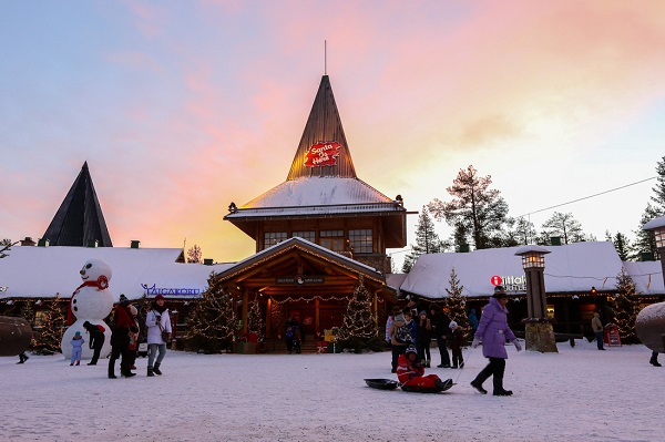 Du khách có thể ghé thăm Nhà thờ lớn Rovaniemi, nơi tổ chức nhiều buổi hòa nhạc từ mùa Giáng sinh đến đầu năm mới. Đi lễ nhà thờ là một phần không thể thiếu trong sinh hoạt của người dân địa phương vào dịp này.