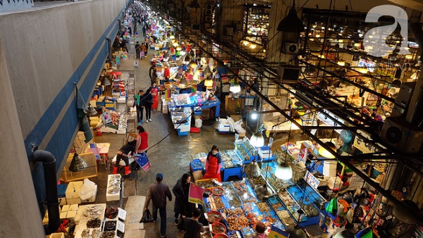 Khung cảnh chợ nhìn từ trên cao.