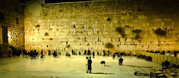 Với người Do Thái, đây là nơi vua David xây dựng thủ đô của vương quốc Israel thống nhất và vua Solomon xây Đền Thờ Đầu tiên. Hàng năm, hàng triệu tín đồ Do Thái đã đổ tới Bức Tường Than Khóc ở đây để hành hương. Ảnh: Ronnie Zijderveld.