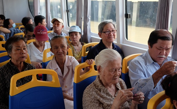 Xe buýt đường sông có trang bị máy lạnh với sức chứa 75 khách chạy từ điểm đầu đến điểm cuối mất khoảng 30 phút, qua tổng cộng 12 bến. Thời gian cập mỗi bến đón và trả khách khoảng 5 phút. Giá vé suốt chuyến là 15.000 đồng mỗi người.