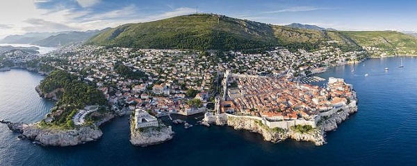 Nằm bên bờ biển Adriatic, cực Nam của Croatia, Dubrovnik là một trong những đô thị xây dựng từ thời Trung cổ được bảo tồn gần như nguyên vẹn nhất cho đến nay. Thành phố nhỏ với diện tích vỏn vẹn 21,35 km2 có bề dày lịch sử lâu đời được UNESCO công nhận là di sản thế giới từ 1979 - Ảnh: Wikipedia