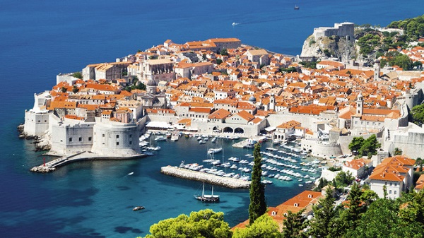 Ngoài ra, Dubrovnik còn là điểm đến lý tưởng dành cho fan cứng cựa của series phim điện ảnh "Game of Thrones" (Trò chơi vương quyền). Tour khám phá phim trường thường bắt đầu từ quảng trường Pile trong khu phố cổ, qua các con đường như mê cung và tường thành kiên cố dài 1940 m với nhiều pháo đài hoành tráng - Ảnh: tui.co.uk