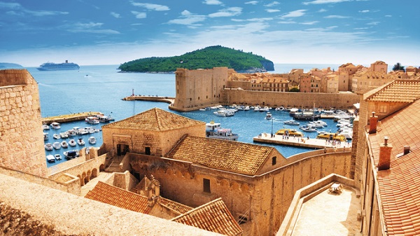 Mùa hè, Dubrovnik trở nên rực rỡ với những ngôi nhà mái ngói đỏ au khoe sắc dưới nắng vàng, tương phản với nước biển xanh ngắt - Ảnh: tui.co.uk 