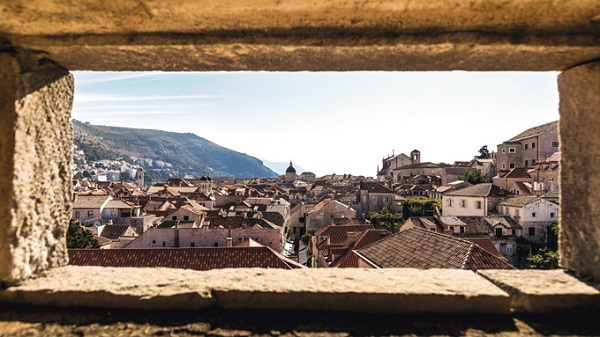 Thế kỷ 16 là thời kỳ vàng son của Dubrovnik với hơn 50 bến cảng sầm uất. Tuy nhiên trải qua nhiều biến cố lịch sử, ngày nay người ta đến đây để thư giãn, nghỉ ngơi, chiêm ngưỡng những giá trị lịch sử thay vì buôn bán thương mại. Tháng 2, vào dịp lễ thánh Blaise, thành phố miễn vé hoàn toàn cho hầu hết các điểm tham quan, bao gồm tường thành - Ảnh: tui.co.uk