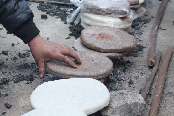 Bánh tam giác mạch, một món quà "đặc sản" của vùng cao Hà Giang với giá 10.000 đồng/chiếc
