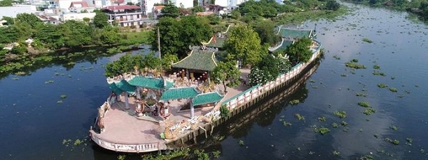 Nằm trên sông Vàm Thuật, thuộc địa phận quận Gò Vấp, TP HCM, Phù Châu Miếu (hay còn gọi là Miếu Nổi do vị trí và cách xây dựng độc đáo) là địa chỉ linh thiêng nổi tiếng ở Sài Gòn - Ảnh: Son Nguyenminh