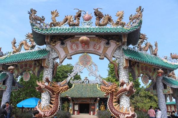 Ngôi miếu cổ được xây dựng cách đây hơn 300 năm, kiến trúc pha lẫn giữa Trung Hoa và Việt Nam. Nhiều hình rồng được cẩn bằng sứ tinh xảo. Bên trong chia làm hai gian: chánh điện phía trước và nơi thờ năm Mẹ phía sau, ngoài sân thờ các vị bồ tát.