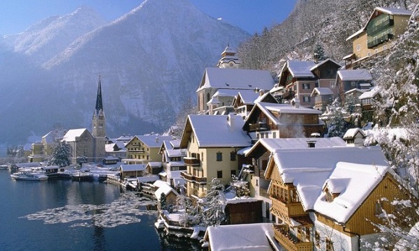Hallstatt, Áo  Ngôi làng đẹp nhất nước Áo có một mặt giáp núi, mặt giáp biển, là nơi ưa thích của du khách. Nhiều người thường chọn đây là điểm nghỉ dưỡng vào mùa đông cũng như chơi các môn thể thao như trượt tuyết.