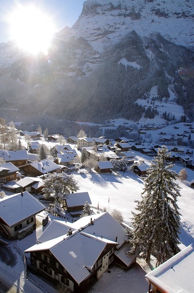 Grindelwald, Thụy Sĩ  Tới Grindelwald, bạn sẽ hiểu thế nào là cảm giác được sống trong thế giới của Bà chúa Tuyết. Nhiều du khách cho biết họ bị mê hoặc bởi những ngôi nhà nhỏ xinh, mái phủ tuyết trắng xóa ở ngôi làng này.