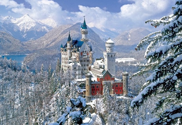 Lâu đài Neuschwanstein, Bavaria, Đức  Với những du khách mộng mơ và luôn yêu thích các câu chuyện cổ tích, lâu đài Neuschwanstein ở vùng Bavaria, Đức thực sự là điểm đến giúp bạn biến ước mơ thành hiện thực. Theo đánh giá của du khách, lâu đài đẹp nhất vào mùa đông với khung cảnh tuyết trắng.
