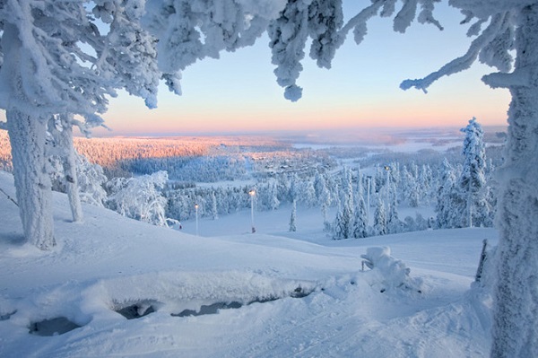 Lapland, Phần Lan  Lapland là vùng đất mang đậm tính huyền thoại, nằm ở phía bắc của Phần Lan, nổi tiếng với các khu trượt tuyết, Bắc cực quang và vùng thiên nhiên hoang dã rộng lớn. Thủ phủ của Lapland là Rovaniemi, được biết đến là nơi ở của ông già Noel.