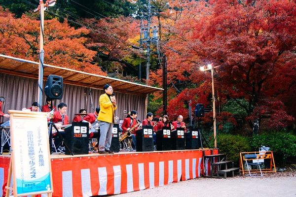 Trong suốt thời gian diễn ra lễ hội, một sân khấu được dựng giữa rừng cây, ngay gần cây cầu Taigetsukyo với nhiều màn biểu diễn nhạc sống; ngoài ra còn có nhiều gian hàng ẩm thực, đồ lưu niệm...