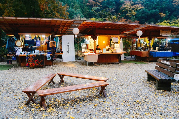 Tới đây, du khách còn có thể ghé qua ngôi làng cổ Sanshu Asuke Yashiki với các xưởng mỹ nghệ đồ thủ công truyền thống mang đậm dấu ấn Nhật như: ô giấy, rổ tre, dép rơm, giấy bưu thiếp washi, khăn tay…