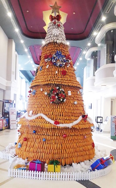 Tại khu du lịch Fansipan, một cây thông Noel được dựng từ những bắp ngô của đồng bào dân tộc ở Sa Pa, với ý nghĩa mang đến cảm giác ấm no cho mùa Giáng sinh đang tới. Ảnh: Chien Nguyen.