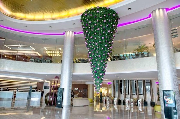 Các nhân viên ở khách sạn Pullman Hà Nội làm các cây thông Noel để trang trí bằng ống đèn neon không sử dụng, dây, vải hoặc ngay cả những chiếc ghế bị hỏng. Cây thông ở sảnh được treo lộn ngược, thu hút sự chú ý của du khách.