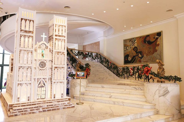 Bên cạnh cây thông, một số khách sạn còn trang trí khu vực sảnh bằng các tiểu cảnh. Trên hình là mô hình Nhà thờ Lớn Hà Nội cao gần tới trần, được làm hoàn toàn bằng bánh gừng và đường trắng ở khách sạn Daewoo, Hà Nội.