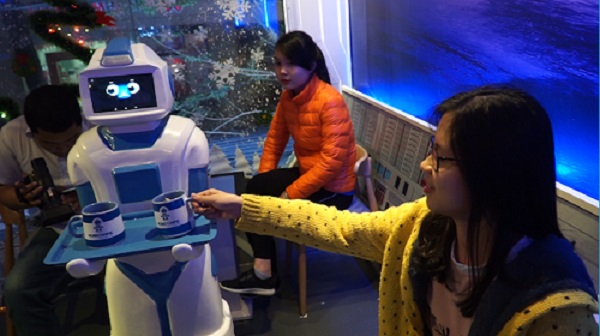 Robot có thể giao tiếp những câu cơ bản với khách như xin chào, cảm ơn, mời lấy đồ hoặc yêu cầu tránh đường khi gặp vật cản.