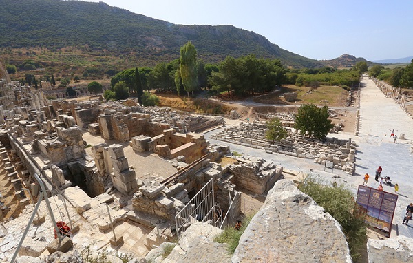 Ephesus nằm ở phía tây nam thị trấn Selcuk, huyện Selcuk, tỉnh Izmir, Thổ Nhĩ Kỳ. Xưa kia đây là thành phố La Mã lớn thứ hai trong thời kỳ cổ đại, đóng vai trò quan trọng về kinh tế và văn hóa của người La Mã ở châu Á.  Dưới thời Alexander Đại đế cách đây khoảng 3.000 năm, tướng quân Lysimakhos thiết lập thành phố cổ Ephesus. Nơi này phát triển thịnh vượng với dân số lên đến 300.000 người cho đến khi đế chế Ottoman bắt đầu thống trị Thổ Nhĩ Kỳ, thì cả diện tích lẫn dân số giảm dần. Vào khoảng thế kỷ 15, Ephesus chính thức bị lãng quên và vùi lấp bởi hoạt động mạnh mẽ của thiên nhiên.  Trong khoảng 1.500 năm, Ephesus đã bị chìm vào quên lãng cho đến khi được các nhà khảo cổ học quốc tế tìm ra và bắt đầu khám phá những tàn tích vào năm 1860.