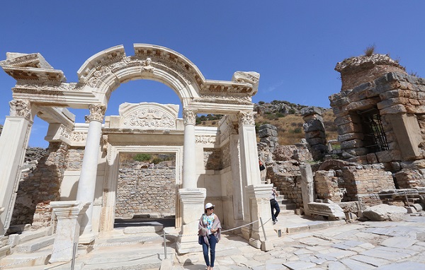 Không chỉ là một thành phố cổ đại nổi tiếng về kiến trúc mà Ephesus còn là điểm khám phá có giá trị về mặt nghiên cứu khảo cổ. Mọi du khách đến không khỏi thích thú và ghi lại những khoảnh khắc, dấu ấn.