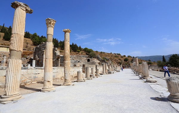 Trước đây, những ngôi đền được xây dựng kiên cố theo kiến trúc Hy Lạp. Dù trải qua hàng nghìn năm, tàn tích của ngôi đền ở thành phố cổ này vẫn hiện hữu cho thấy đỉnh cao của kiến trúc, hoa văn người La Mã cổ đại.