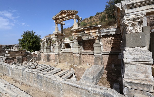 Điểm nhấn kiến trúc ở thành phố cổ này là thư viện Celsus. Thư viện được xây dựng vào năm 123, từng là thư viện lớn nhất thế giới.  Ở bên cạnh thư viện có một đường hầm nối đến khu vực nhà thổ.