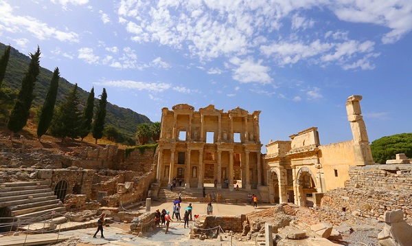  Điểm nhấn kiến trúc ở thành phố cổ này là thư viện Celsus. Thư viện được xây dựng vào năm 123, từng là thư viện lớn nhất thế giới. Ở bên cạnh thư viện có một đường hầm nối đến khu vực nhà thổ.