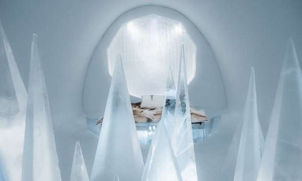 Căn phòng White Desert (Sa mạc trắng) do hai nghệ sĩ Timsam Harding và Fabián Jacquet Casado thiết kế với những mảng băng đá sắc nhọn cắt vào không gian.