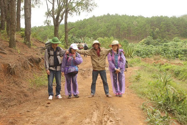 Các bạn chụp ảnh cùng người dân địa phương trước khi lên đường chinh phục "cung đường trekking đẹp nhất Việt Nam". Ảnh: NVCC