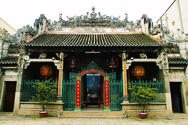 Chùa bà Thiên Hậu  Tọa ngay khu vực sinh sống sầm uất của người Hoa tại Sài Gòn, Chùa Bà Thiên Hậu là một trong những địa chỉ du lịch văn hóa tâm linh nổi tiếng. Với người dân thành phố, đặc biệt là người Hoa, chùa có tầm ảnh hưởng quan trọng trong đời sống tinh thần. Năm 1993, chùa được công nhận là Di tích kiến trúc nghệ thuật cấp Quốc gia.