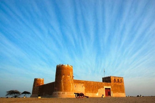 Pháo đài Al-Zubarah  Giữa một nơi vắng vẻ, cát trải dài ngút mắt là pháo đài Al- Zubarah. Vẻ đẹp của công trình này nằm ở sự cô độc và du khách chỉ có thể tới đây bằng cách cưỡi lạc đà. Du khách sẽ được tìm hiểu về những ảnh hưởng của lịch sử lên công trình. Bên trong pháo đài có không gian triển lãm cho khách tham quan. Ảnh: wikicommons.