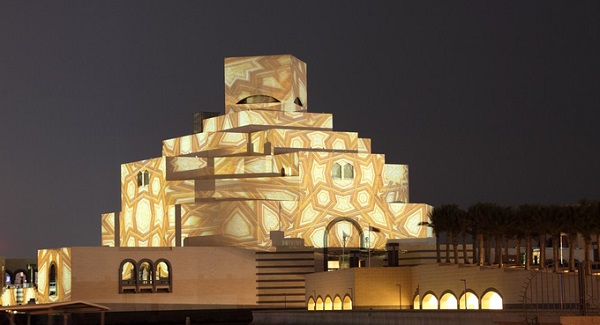 Bảo tàng nghệ thuật Hồi giáo  Du khách tới đây phải băng qua một cây cầu mới thấy bảo tàng xuất hiện trước mặt. Công trình có hình khối phức tạp của nhiều hình hộp ghép lại, nằm giữa vùng nước. Dù ngày hay đêm, bảo tàng đều sáng rực và không gian xung quanh càng thêm cuốn hút. Khi bước vào bên trong, du khách sẽ bất ngờ bởi nội thất cũng có nhiều đối lập và phức tạp hơn so với vẻ bề ngoài. Ảnh: Qatarday.