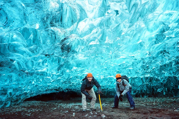 Khám phá động băng ở Iceland  Sông băng Vatnajökull là một trong những điểm du lịch nổi tiếng nhất Iceland, tuy nhiên không phải ai cũng được tận mắt nhìn thấy vẻ đẹp nằm ẩn sâu bên trong. Đó là hệ thống hang động màu xanh sáng kỳ ảo do sông băng hình thành từ hàng nghìn năm trước. Các tour du lịch tới đây cần phải đặt trước nhiều tháng và mùa đông ở Iceland từ tháng 11 tới tháng 3 năm sau là thời điểm duy nhất bạn có thể khám phá động băng. Ảnh: smugmug.