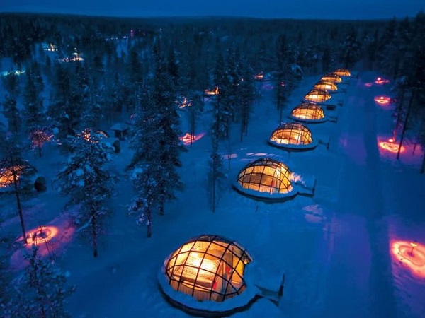 Ngủ trong một căn lều tuyết cao cấp ở Phần Lan  Căn lều của resort Kakslaittanen có mái được xây dựng bằng kính trong suốt, nhờ vậy du khách từ trong lều có thể nhìn ra khung cảnh bên ngoài hoặc ngắm cực quang trên bầu trời nếu may mắn. Bên trong lều được trang bị máy sưởi, phòng tắm và khu vực nghỉ ngơi riêng mang lại trải nghiệm mùa đông thực sự ở Lapland. Ảnh: Wiki.
