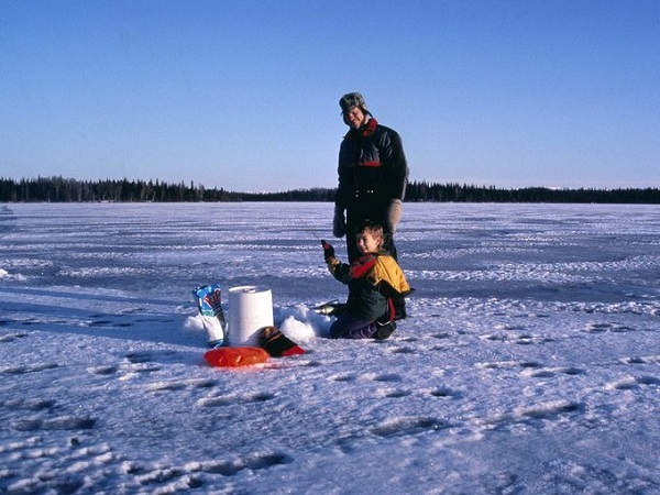 Câu cá trên băng ở Alaska, Mỹ  Câu cá trên băng không phải hoạt động cho những người yếu tim bởi người trải nghiệm phải câu ở trên mặt băng chỉ dày 10 - 15 cm. Vào tháng 12 trở đi, điều kiện thời tiết đủ để mặt nước ở Alaska đóng băng dày tới mức đó. Sau khi đào một lỗ trên mặt băng, bạn phải mở rộng lỗ bằng dụng cụ thủ công trước khi thả dây câu. Câu cá trên băng đòi hỏi sự kiên nhẫn, có khi bạn phải ngồi ở ngoài giá lạnh vài giờ để chờ cá cắn câu. Ảnh: Flickr.