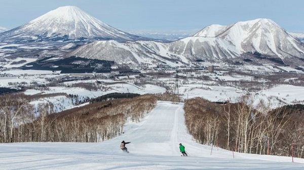 Rusutsu, Nhật Bản  Khu nghỉ dưỡng này tọa lạc ở Kokkaido, cách Sapporo 90 phút đi xe. Nơi đây có 37 đường trượt phục vụ du khách và nằm trên 3 khu vực là núi Tây, núi Đông và núi Isola.  Trượt tuyết ở đất nước mặt trời mọc cũng là một trải nghiệm thú vị dành cho du khách, nhất là khi bạn sẽ được tắm onsen sau khi kết thúc các hoạt động bên ngoài trời lạnh.  Ảnh: CNN.