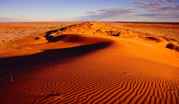 Sa mạc đẹp như tranh vẽ, với những thung lũng đỏ, đồi cát mịn màng và bầu trời xanh thẳm. Hãy nhìn vào hình ảnh đầy màu sắc này và cảm nhận rằng bạn đang đứng trước một quang cảnh tuyệt đẹp như tranh vẽ.