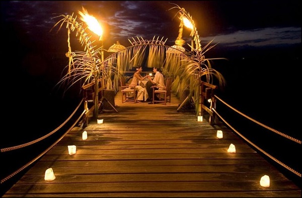 Ăn tối trên cầu gỗ ở khu nghỉ dưỡng Ayana được bình chọn là một trong những điểm hẹn hò buổi tối lãng mạn nhất Bali. Chỉ trang trí bằng vài nhánh lá dừa đơn sơ, không gian tĩnh lặng giữa biển trời kèm tiếng đàn của các nhạc công chơi từ xa dễ dàng khiến cảm xúc của bạn thăng hoa - Ảnh: ayana