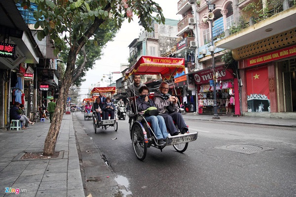 Bạn cũng có thể khám phá khu phố cổ nổi tiếng của Hà Nội... Ảnh: Zing.