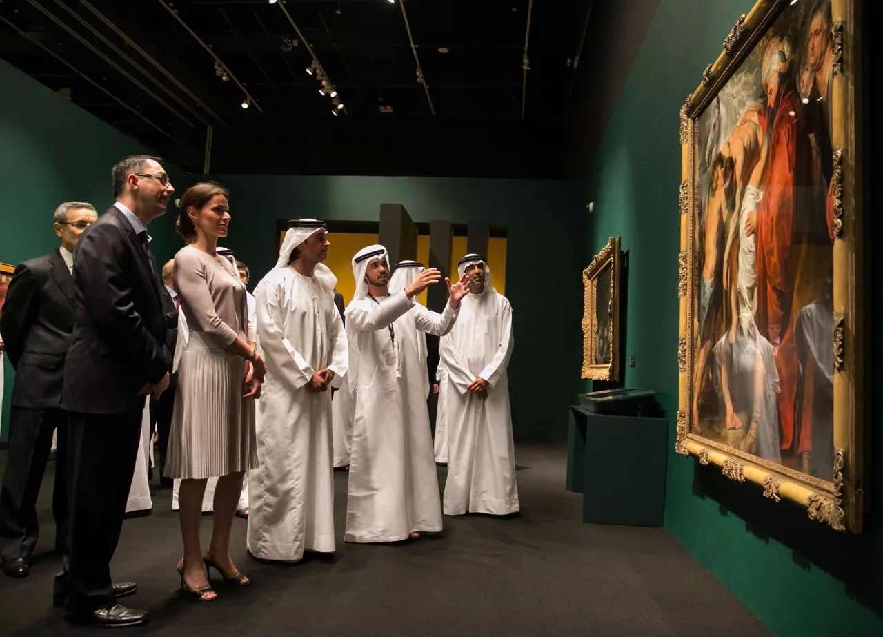 Các lãnh đạo UAE thăm bảo tàng.