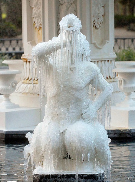 Dù nhiệt độ ấm lên làm nước trong đài phun nước tan ra nhưng bức tượng ở công viên Forsyth, Savannah, Georgia vẫn trong tình trạng đóng băng.