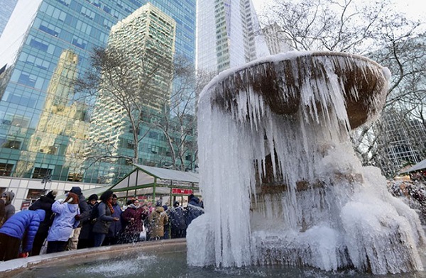 Đài phun nước ở trung tâm New York cũng đóng băng hoàn toàn như ở Bắc Cực.